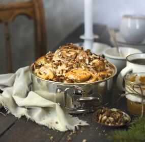 Hefeschnecken mit Spekulatiuscreme und gebrannten Nüssen