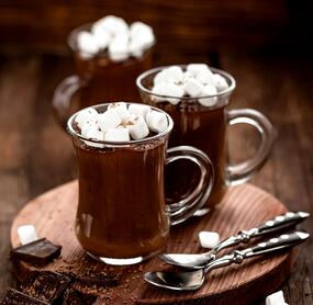 Heiße Schokolade mit Sahne und Marshmallows