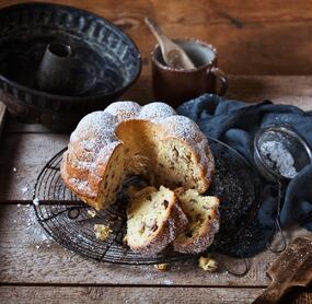 Marzipan-Gugelhupf mit Haselnüssen