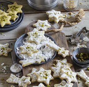 Vanillekipferl-Sterne mit Pistazien
