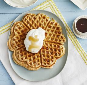 Apfel-Zimt-Waffeln mit Buttermilch