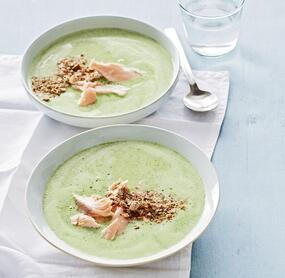 Bärlauchsuppe mit Lachs
