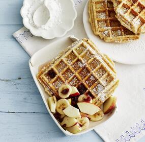 Fluffige Bircher Waffeln mit Obst