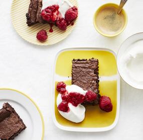 Fudgy Brownies mit Himbeeren