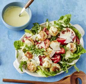 Klassischer Caesar Salad mit Hühnchen
