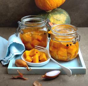 Eingelegter Kürbis mit Peperoncini