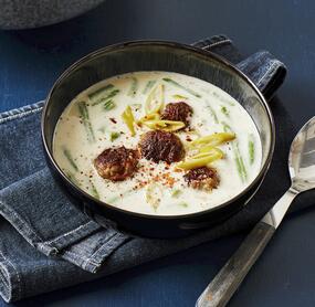 Sahnige Feta-Cremesuppe mit Lammhackbällchen