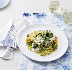 Gedämpfter Kabeljau auf Rahmgemüse