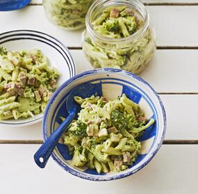 Grüner Nudelsalat mit Brokkoli und Speck