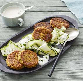 Grünkernfrikadellen auf Zucchinisalat