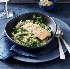 Würzige Grünkohl-Pasta mit Lachs