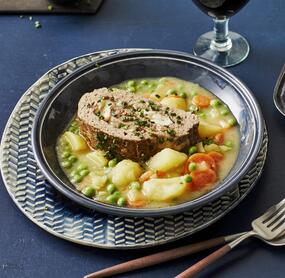 Würzige Hack-Käse-Rolle mit buntem Gemüse