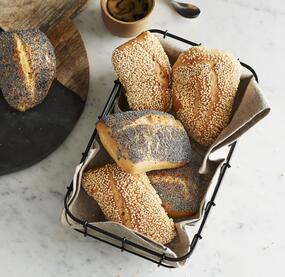 Lockere Joghurtbrötchen mit Sesam und Mohn