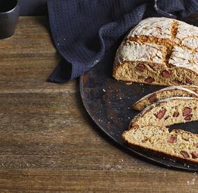 Würziges Kohlbrot mit Cabanossi