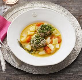 Kräutermedaillons auf Bouillongemüse