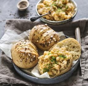Kümmelbrötchen mit Obazda