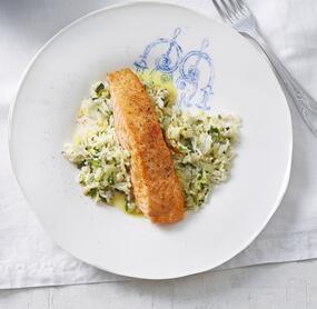 Zarter Lachs auf lockerem Zucchinireis