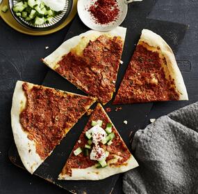 Türkische Pizza mit Hähnchen (Lahmacun)
