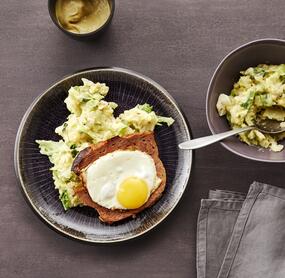 Leberkäse und Ei mit Wirsing-Kartoffel-Stampf