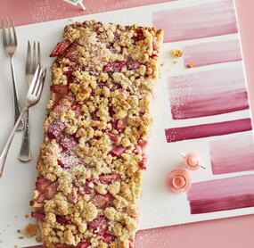 Knusprig gebackener Mandelkuchen mit Erdbeeren