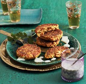 Kross gebratene Möhren-Mais-Fritters mit Joghurt-Dip