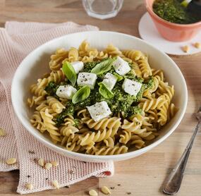 Die einfachsten Nudeln mit Pesto und Feta
