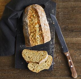 Winterliches Pastinaken-Cheddar-Brot