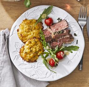 Rindersteaks mit Kartoffelplätzchen und Rucola