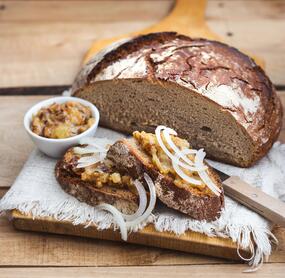 Roggenlandbrot mit Zwiebelschmalz