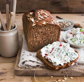 Schwarzbrot mit Kräuterquark