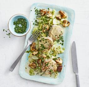 Zarte Schweinemedaillons mit Spitzkohl-Pilz-Rahm