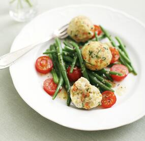 Semmelknödel mit Bohnen-Tomaten-Salat
