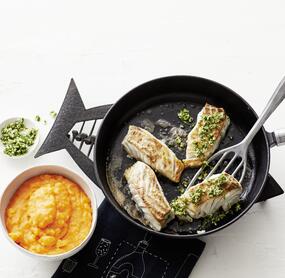 Süßkartoffelpüree mit gebratenem Fisch