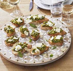 Knusprige Zucchini-Crostini für das Buffet