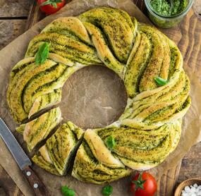 Saftiger Brotkranz mit Basilikum und Knoblauch