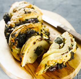 Brotzopf mit Oliven und Käse