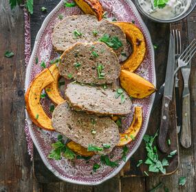 Hackbraten mit Käse auf Ofenkürbis