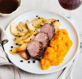 Schweinefilet im Gewürzmantel mit Kürbis-Pastinaken-Stampf