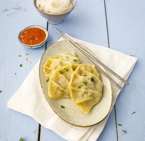 Dumplings mit Hackfüllung und Süßsauer-Soße