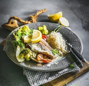 Fischfilets mit Reis, Gemüse und Soße