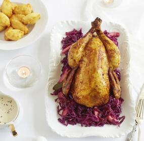 Glasierte Poularde mit Apfelrotkohl und Kartoffelkrapfen