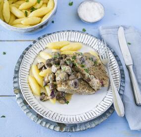 Hackbraten mit Schupfnudeln und Champignon-Kräuter-Rahmsoße
