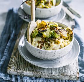 Käsespätzle mit Rosenkohl- Käse-Chips