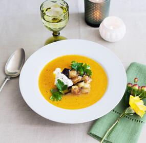 Karottensuppe mit Zimt-Auberginenwürfeln und Ziegenfrischkäsenocken