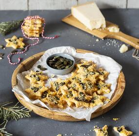 Kernige Knuspersterne mit Parmesan