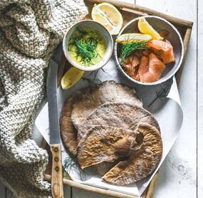 Knäckebrot mit Graved Lachs und Honig-Senf-Soße