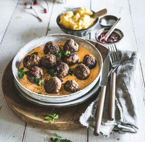 Kötbullar mit Preiselbeeren und Stampf