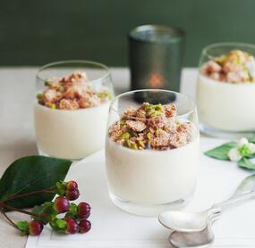 Orangen-Zitronen-Joghurtcreme mit Pistazien-Amarettini-Streuseln