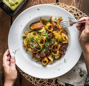 Pappardelle mit Wildschweinstreifen