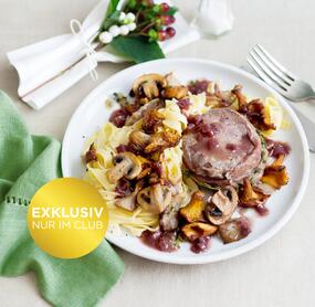 Rinderfiletmedaillons mit Pasta, gebratenen Pilzen und Rotweinsoße